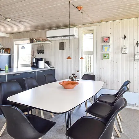 Stunning In With Kitchen بوجنسي
